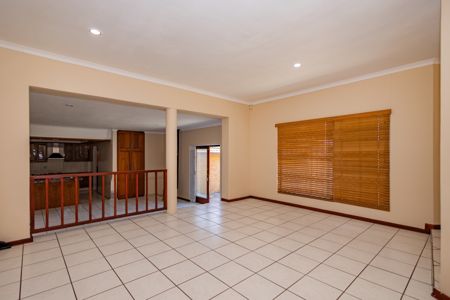To Let 3 Bedroom Property for Rent in Loevenstein Western Cape